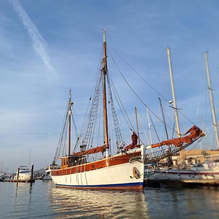 Historic Wooden Ship 'Ursula' Ист-Каус Экстерьер фото