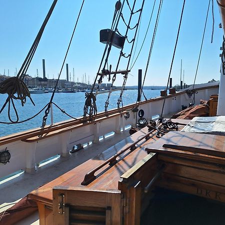 Historic Wooden Ship 'Ursula' Ист-Каус Экстерьер фото