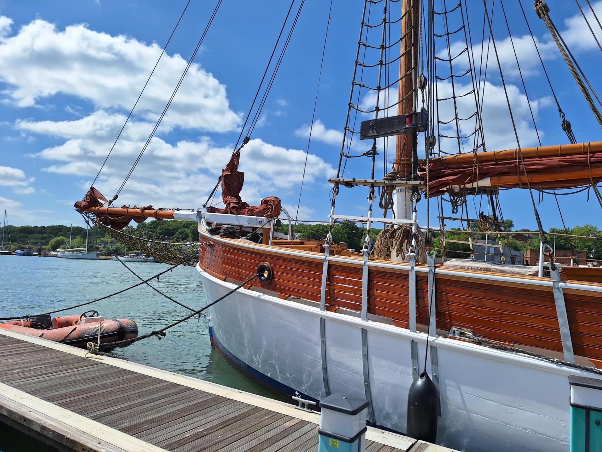 Historic Wooden Ship 'Ursula' Ист-Каус Экстерьер фото