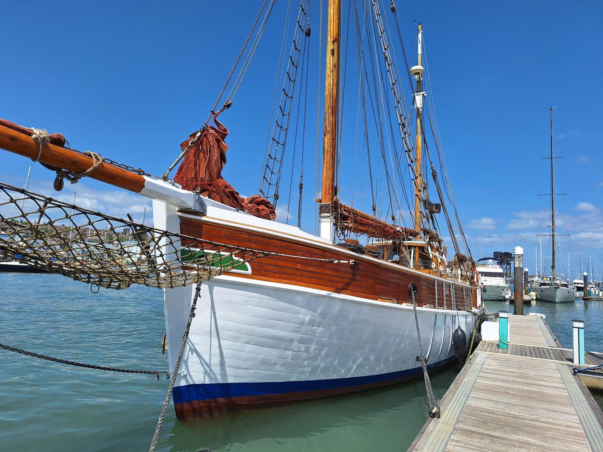 Historic Wooden Ship 'Ursula' Ист-Каус Экстерьер фото