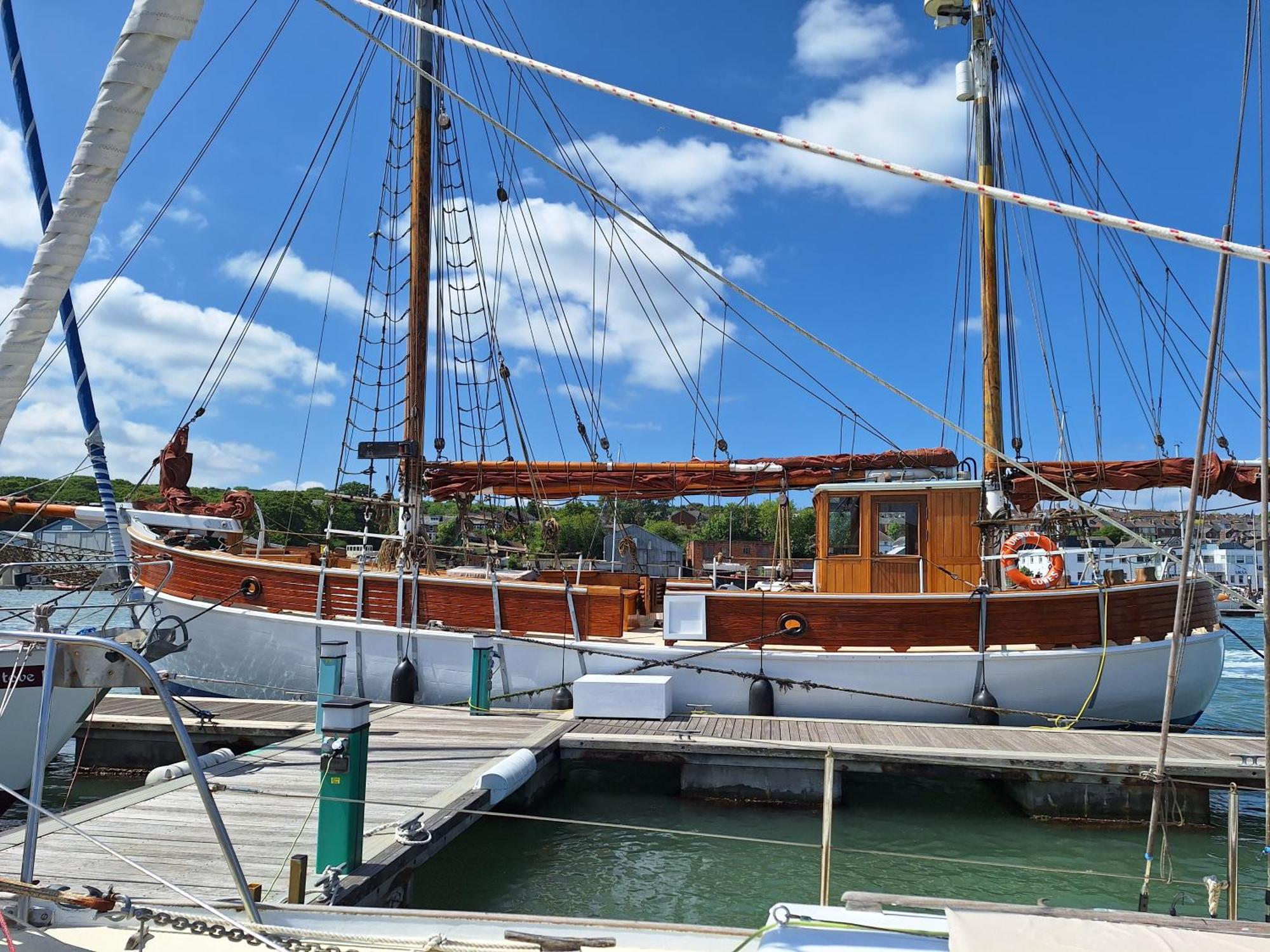 Historic Wooden Ship 'Ursula' Ист-Каус Экстерьер фото