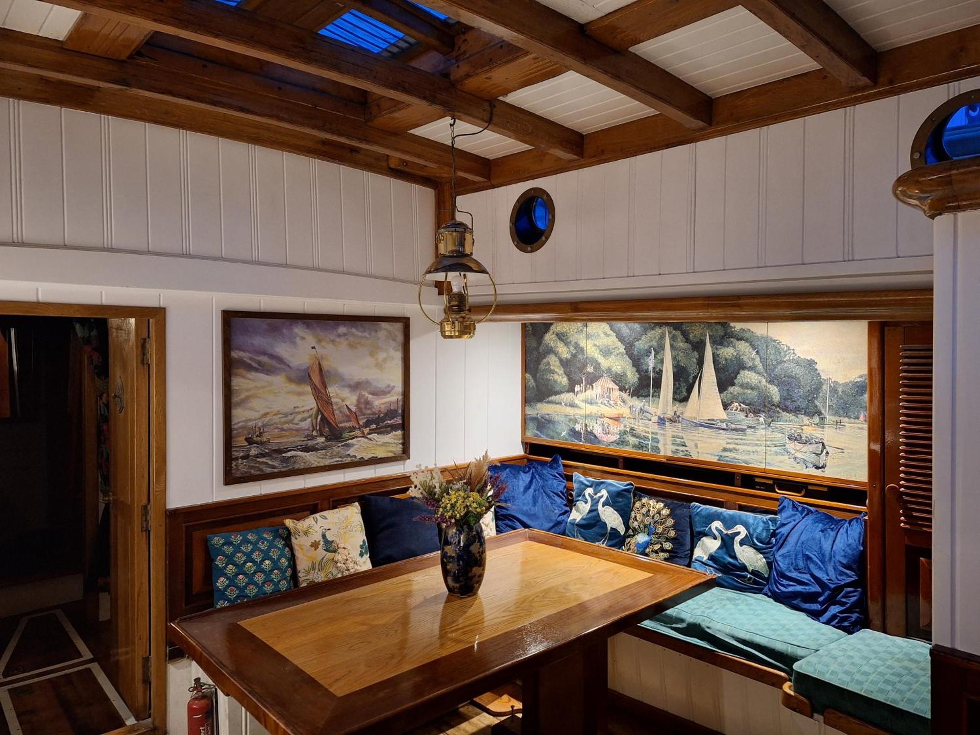Historic Wooden Ship 'Ursula' Ист-Каус Экстерьер фото