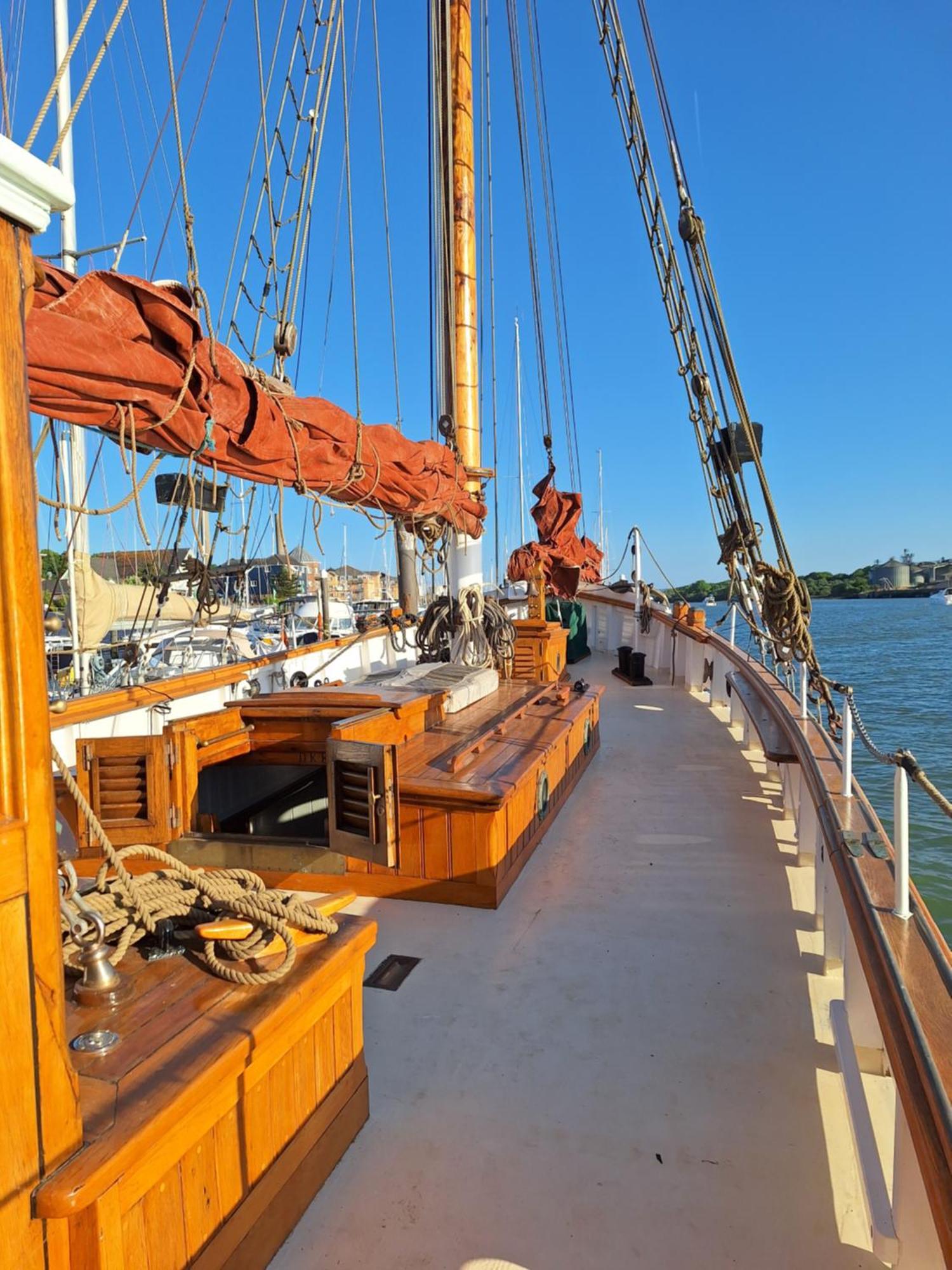 Historic Wooden Ship 'Ursula' Ист-Каус Экстерьер фото