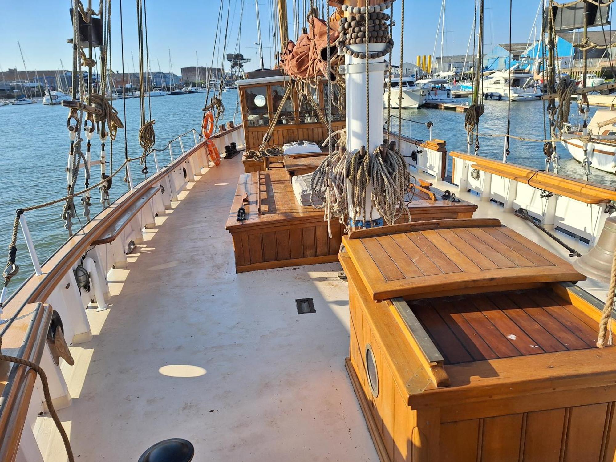 Historic Wooden Ship 'Ursula' Ист-Каус Экстерьер фото